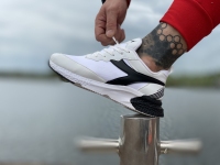 کتونی DIADORA سفید بغل مشکی کف سفید