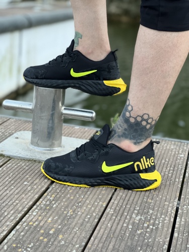 کتونی اسپرت NIKE SB مشکی زرد