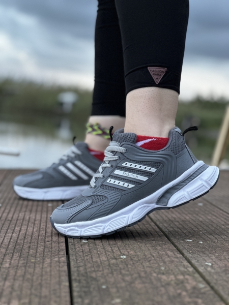 کتونی سایز میانه adidas طوسی