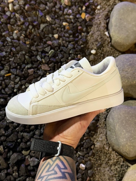 کتونی سایز میانه NIKE BLAZER سفید